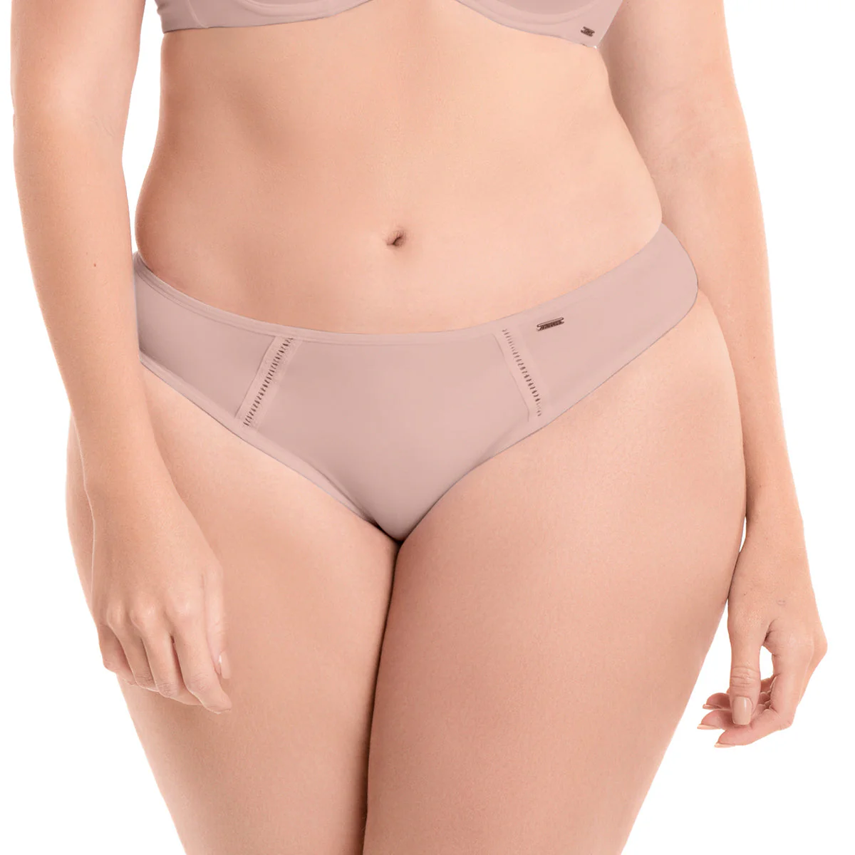 PANTY CON CORTES LATERALES DECORATIVOS